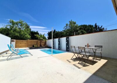 Grande terrasse avec piscine chauffée à Peyrole