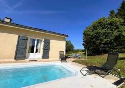 Terrasse ensoleillée et piscine chauffée d'un gîte à Lisle-sur-Tarn