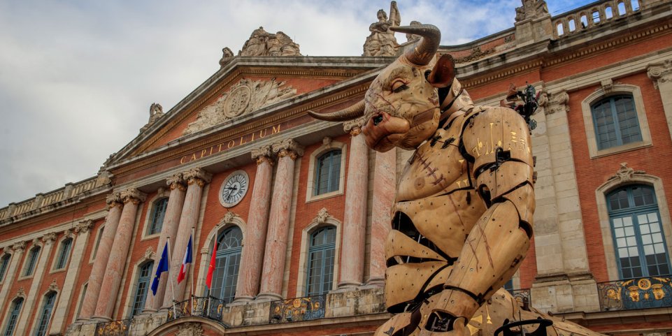 Minotaure mécanique se tenant debout face au Capitole à Toulouse