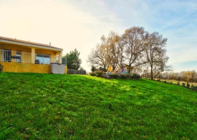 Jardin vue sur la campagne et piscine creusée