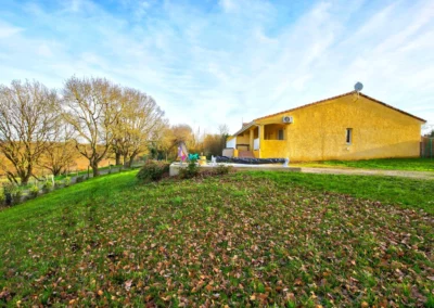 Jardin vue sur la campagne et piscine creusée