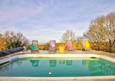 Jardin vue sur la campagne et piscine creusée