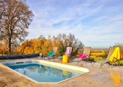 Jardin vue sur la campagne et piscine creusée