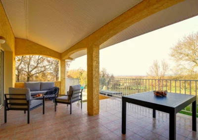 Terrasse avec salon de jardin et table à manger extérieure avec vue sur la campagne