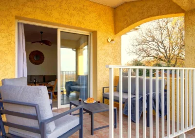 Terrasse avec salon de jardin et table à manger extérieure avec vue sur la campagne