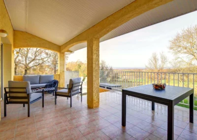 Terrasse avec salon de jardin et table à manger extérieure avec vue sur la campagne