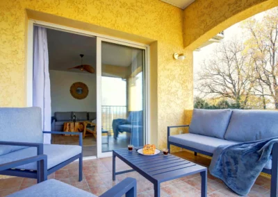 Terrasse avec salon de jardin et table à manger extérieure avec vue sur la campagne