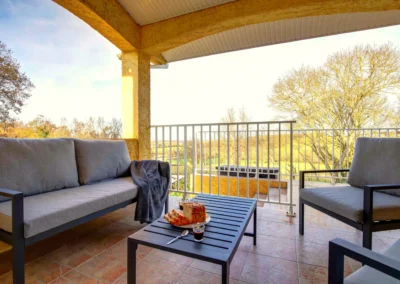 Terrasse avec salon de jardin et table à manger extérieure avec vue sur la campagne