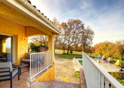 Terrasse avec salon de jardin et table à manger extérieure avec vue sur la campagne