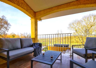 Terrasse avec salon de jardin et table à manger extérieure avec vue sur la campagne